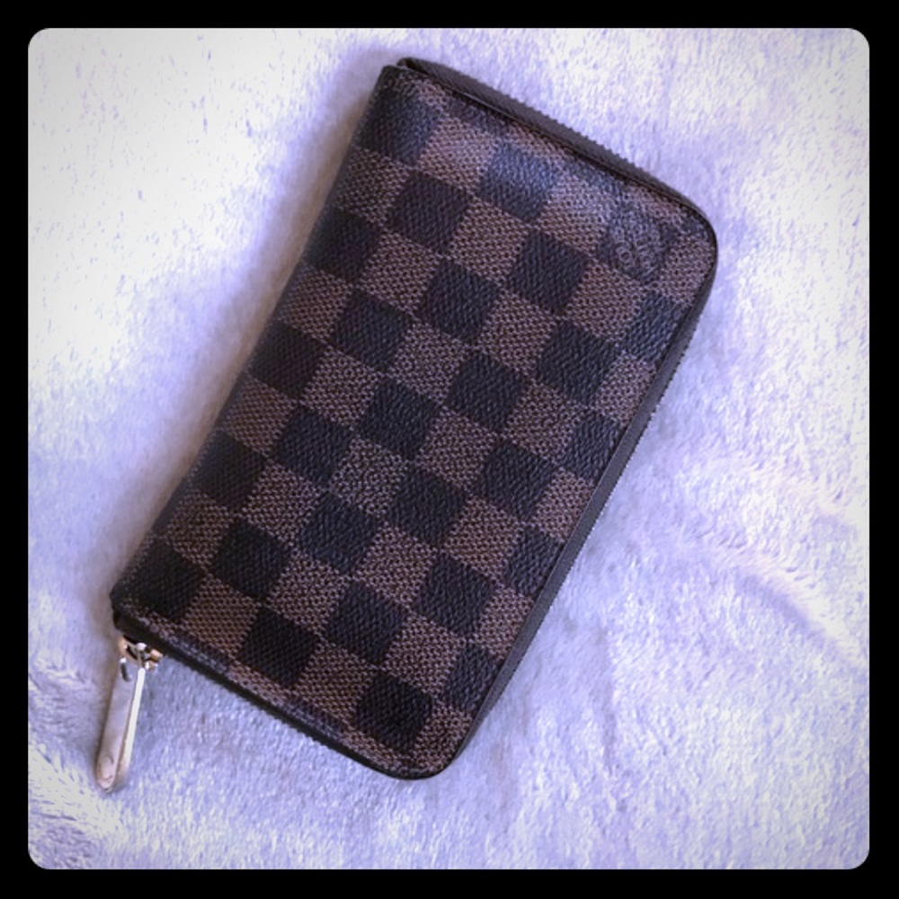 AUTHENTIC Louis Vuitton damier zip wallet